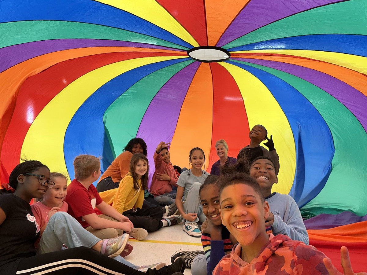 Parachute day is my favorite!! <a href="/SCEBulldogs/">SCE</a> #BulldogStrong