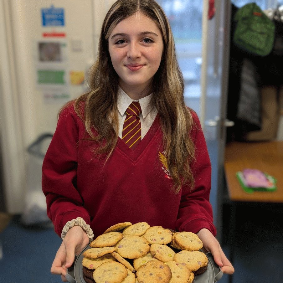WellfieldMiddle's tweet photo. A festive #TreatTasticThursday this week as β baker Maya whipped up a delicious batch of her Christmas Cookies. There was a bonus Christmas Donut on offer too which went down a treat. What a way to finish #TreatTasticThursday for this year! #MayaBakes #Cookies #Donut πͺ π© https://t.co/cTs2lmjIB4