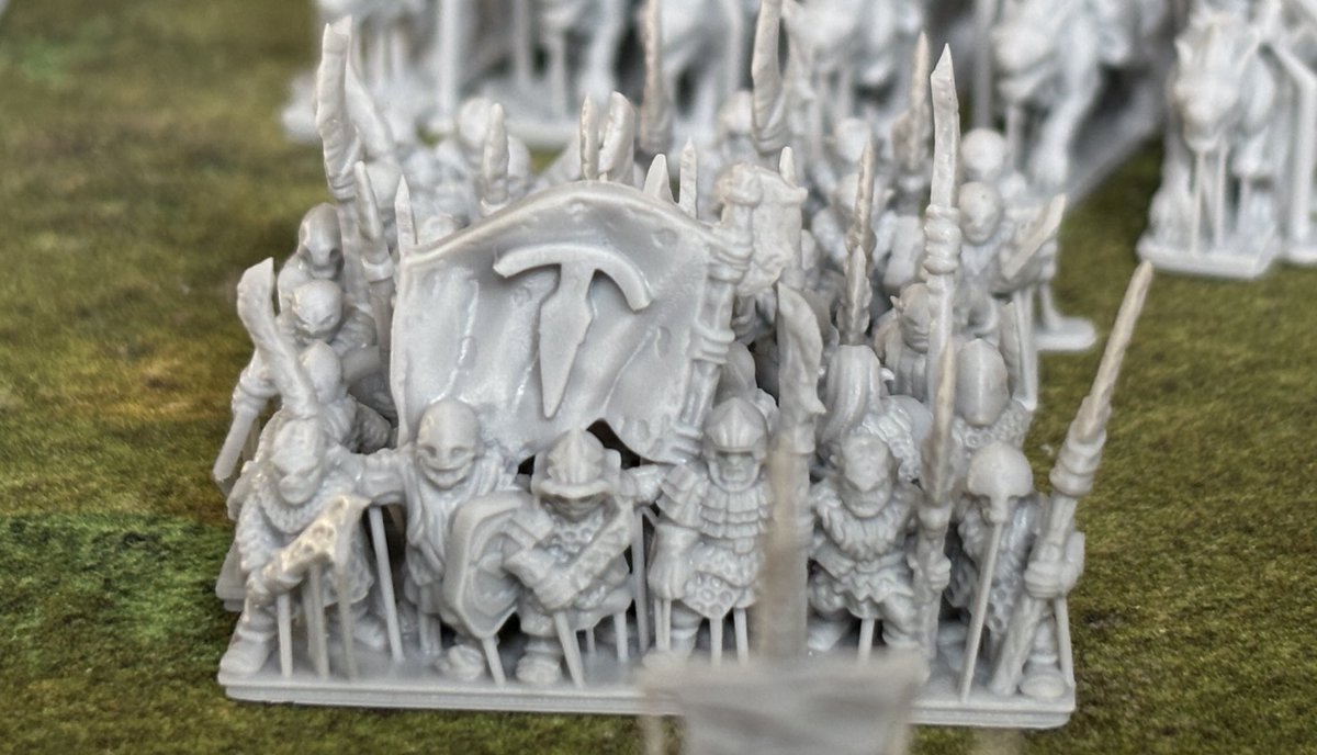 rok_minis's tweet photo. Close ups of the Orc Rabble for my Ring Wars set. Love the extra beef that the trolls add and the random styles of armour. Really sells the look! #lotr #mesbg https://t.co/cDZ347vCgS