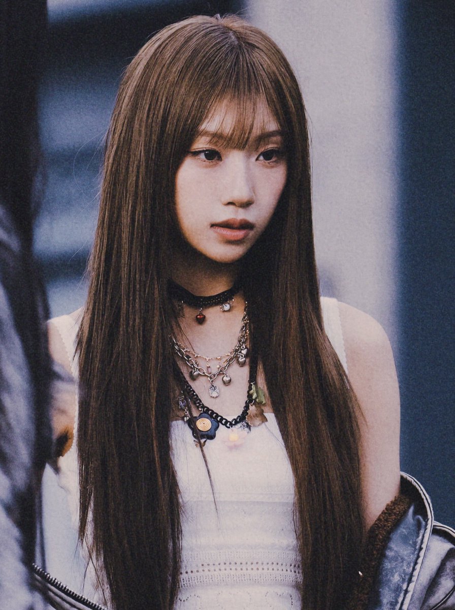 jungeunfile's tweet photo. dare i say this was her best look from the mv https://t.co/V1UXeSnliX