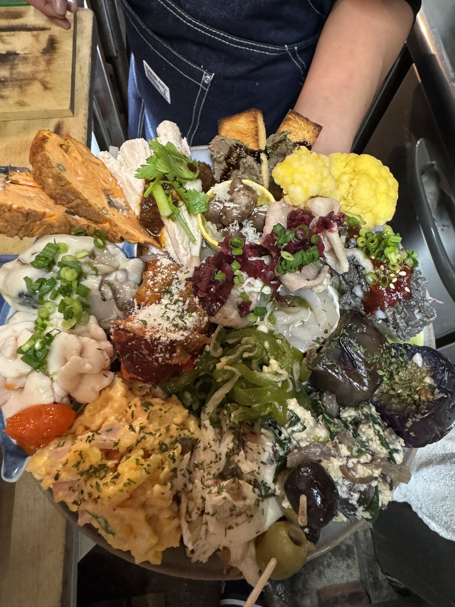 doudou13wine's tweet photo. 最近バズってる前菜の盛り合わせ https://t.co/XHyp3NnMcJ