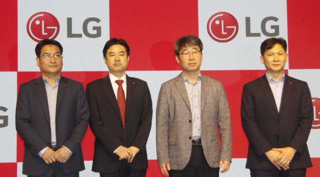 ravprecha's tweet photo. South Korea's LG India, has submitted its IPO papers to SEBI, for what may turn out to be one of India's five biggest IPOs ever. LG Electronics aims to raise ₹15,000 crore via an offer for sale, offloading a 15% stake.

@LGIndia https://t.co/v6RJlrEvmE