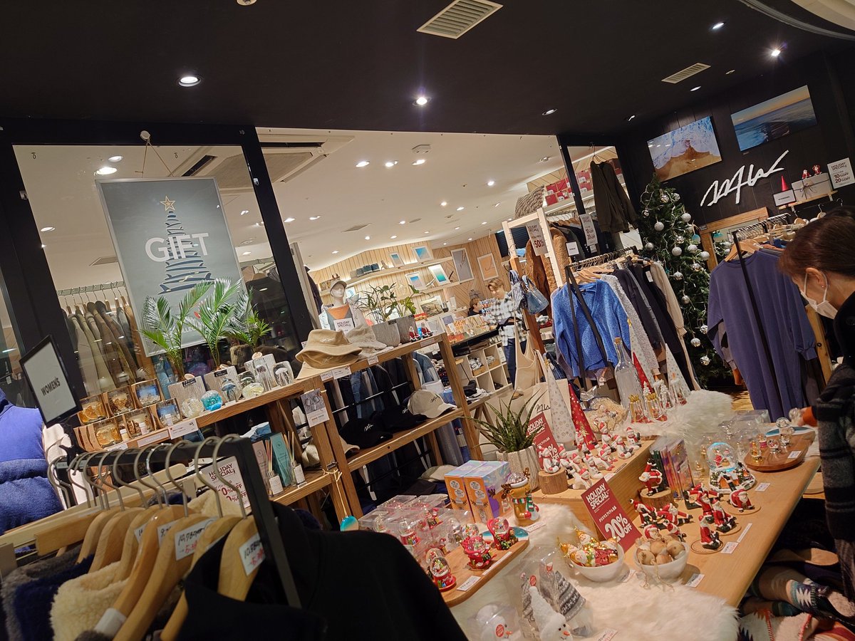 taezcats's tweet photo. 感じわるーー。
（商品）出ているだけは、わかってる。
割引価格だから。
ケースがないのはしょうがない。
残り僅かだから。
閉店間際であったにしろ、接客につっけんどんで、ケースのないことへの「ごめんなさい」もない。
そんなお店で夢あるサンタさんはプレゼントにできないよねーーー https://t.co/MQ1PnsH6su