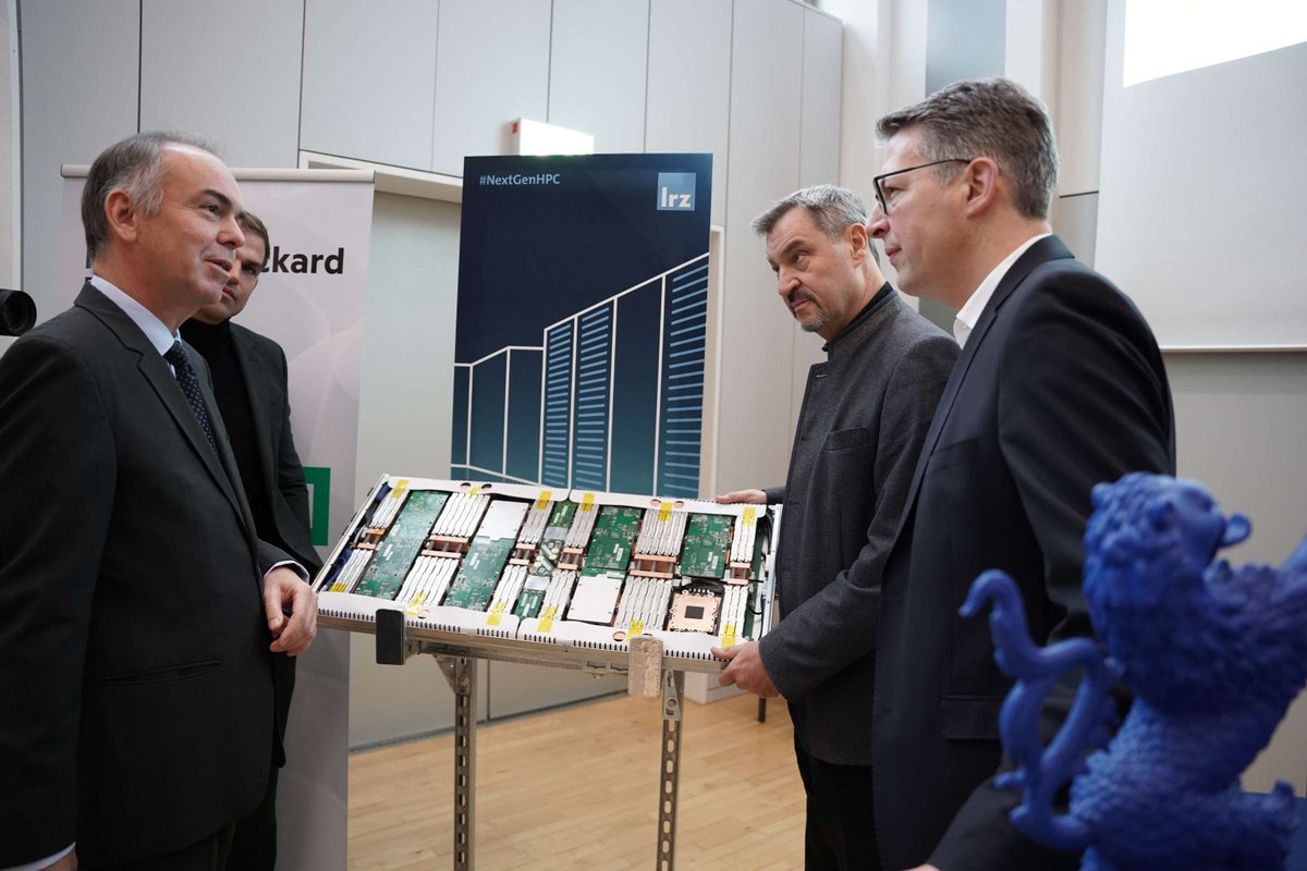 Schnell, innovativ, vielseitig: Blue Lion kommt! 🦁💙

@Kranzlmüller und Partner von <a href="/HPE/">HPE</a> unterzeichneten heute die Verträge für ein neues #HPC-System  am LRZ. #BlueLion wird zu gleichen Teilen vom @BMBF_Bund über <a href="/gcs_hpc/">Gauss Centre for Supercomputing</a> und @STMWK_Bayern finanziert. 

tiny.badw.de/gW01T8