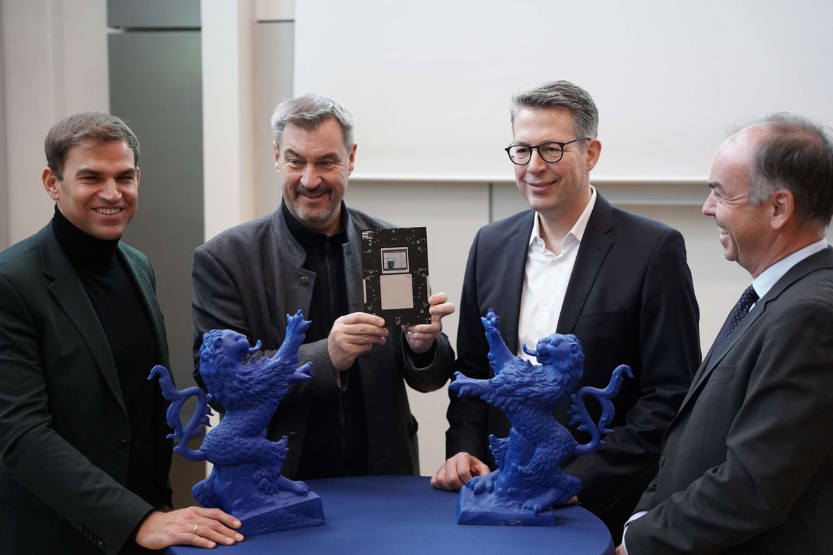 LRZ_DE's tweet photo. Schnell, innovativ, vielseitig: Blue Lion kommt! 🦁💙

@Kranzlmüller und Partner von @HPE unterzeichneten heute die Verträge für ein neues #HPC-System  am LRZ. #BlueLion wird zu gleichen Teilen vom @BMBF_Bund über @gcs_hpc und @STMWK_Bayern finanziert. 

https://t.co/iCStjjYdy8 https://t.co/xA52RRwTmR