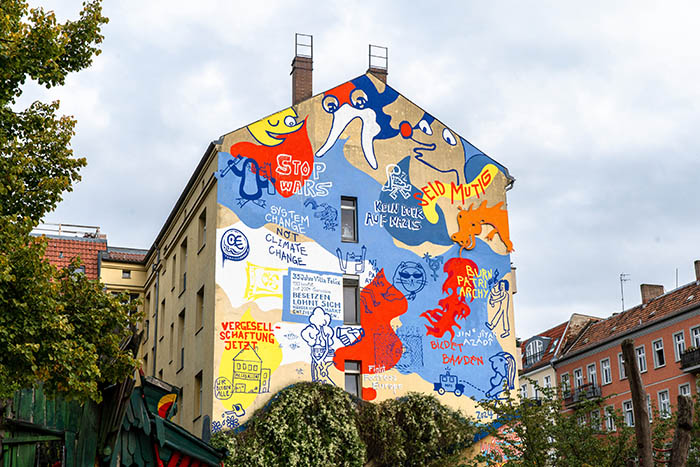 Der 35. Jahrestag der Hausbesetzung in der Schreinerstraße 47 in Friedrichshain war Anlass für Künstler*innen gemeinsam mit der Hausgemeinschaft deren Fassade neu zu gestalten. An diesem Wochenende wird gefeiert. Happy Birthday Villa Felix!
Fotos: umbruch-bildarchiv.org/happy-birthday…