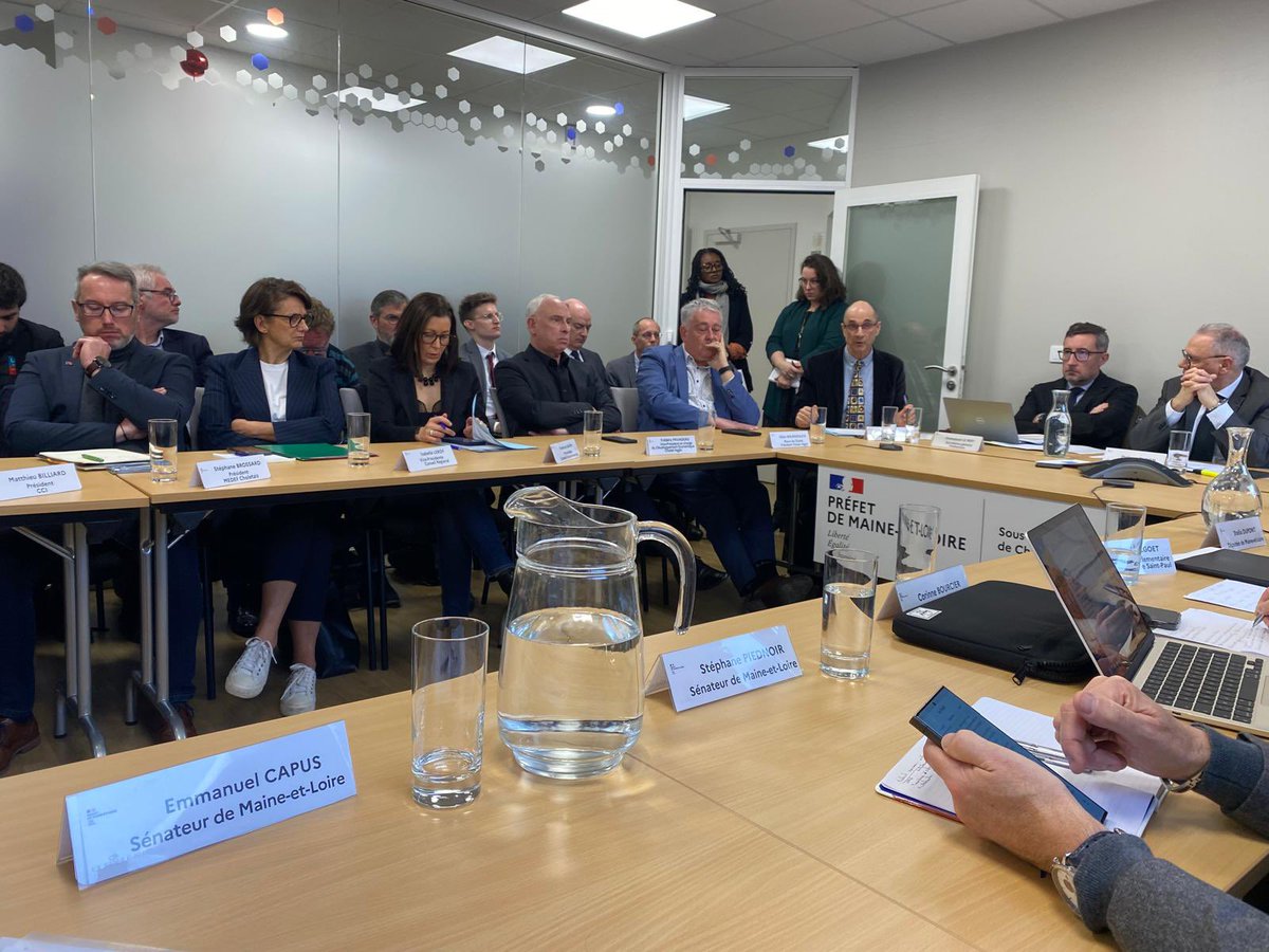 EmmanuelCapus's tweet image. J’ai participé ce matin à la seconde réunion du comité de suivi concernant la fermeture de l’usine @Michelin à @choletagglo. L’occasion de faire le point sur le plan de sauvegarde de l’emploi, le reclassement des salariés, la recherche de repreneurs et la dépollution du site.