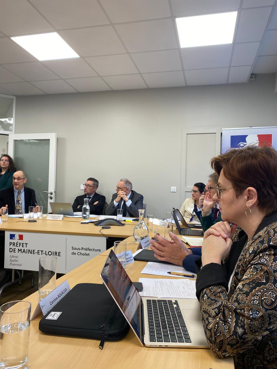 EmmanuelCapus's tweet image. J’ai participé ce matin à la seconde réunion du comité de suivi concernant la fermeture de l’usine @Michelin à @choletagglo. L’occasion de faire le point sur le plan de sauvegarde de l’emploi, le reclassement des salariés, la recherche de repreneurs et la dépollution du site.