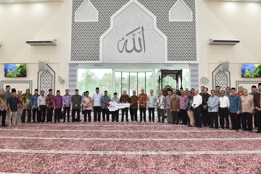 MohdShukriYajid's tweet photo. Pleased to join the @MSUmalaysia management team for Asar prayers at Masjid Denai Alam, following the meaningful Majlis Penyerahan Masjid Denai Alam event. Proud to see this community project supported by @YayasanMSU has impacted the neighbouring community. #SDG11. #MSUsdg https://t.co/PoG6mkEGWS