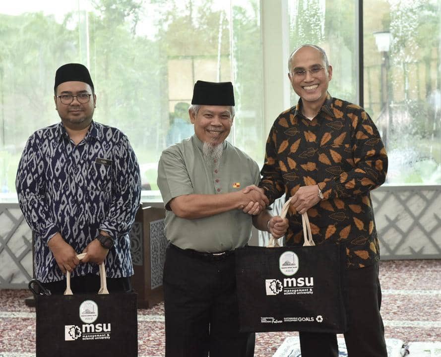 MohdShukriYajid's tweet photo. Pleased to join the @MSUmalaysia management team for Asar prayers at Masjid Denai Alam, following the meaningful Majlis Penyerahan Masjid Denai Alam event. Proud to see this community project supported by @YayasanMSU has impacted the neighbouring community. #SDG11. #MSUsdg https://t.co/PoG6mkEGWS