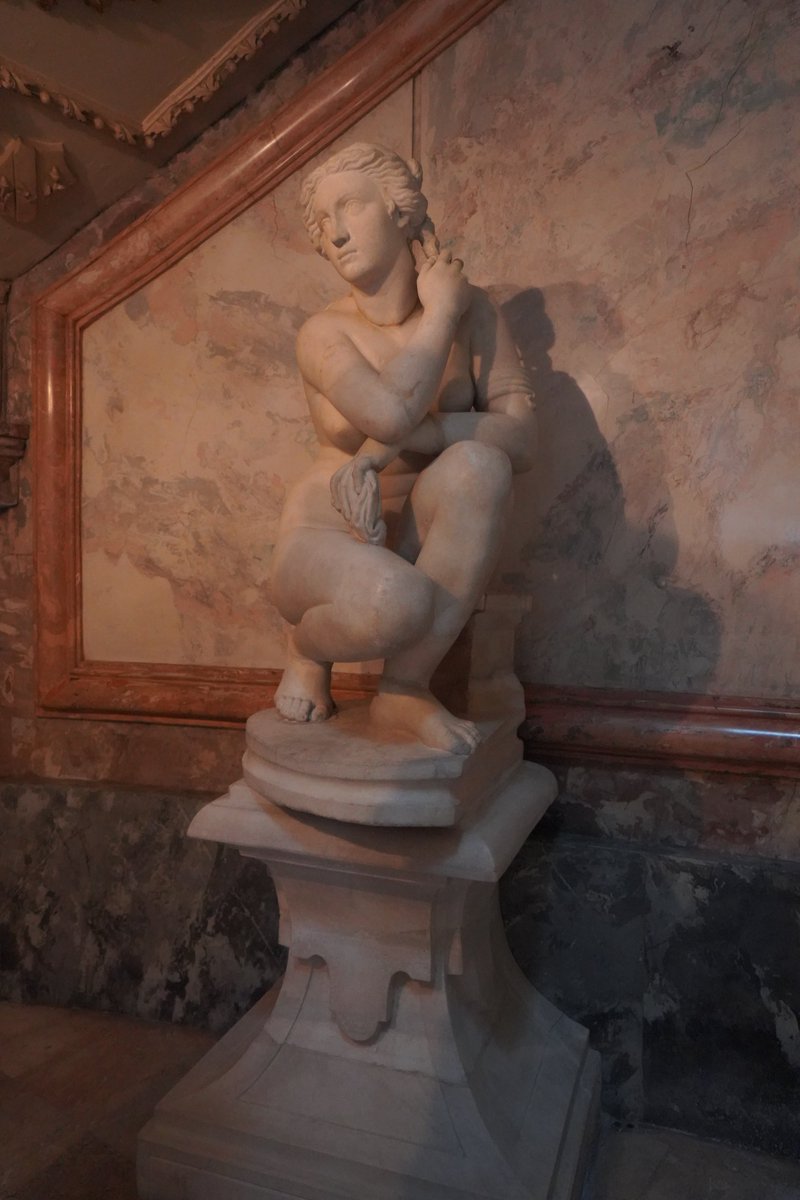 MuseoCerralbo's tweet image. ❤️ Si bien es cierto que la diosa Afrodita se asociaba al #amor, esto no quitaba que la deidad tuviera un carácter colérico y vengativo cuando se veía ultrajada. Erimanto, hijo de Apolo, osó contemplar a la diosa desnuda, por lo que #Afrodita, encolerizada, cegó al joven.