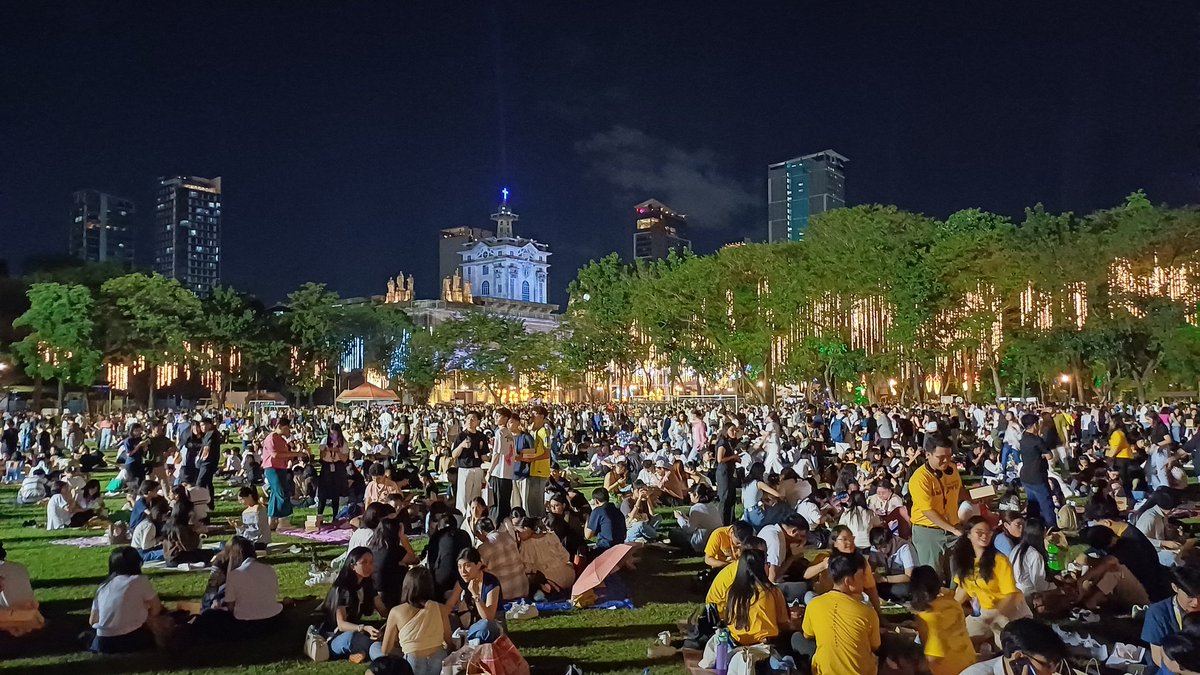 martin_theflame's tweet photo. @mei_theflame @abtheflame Thomasians gather and occupy the spaces at the UST Open Field | @abtheflame https://t.co/hdvnNR4zXo