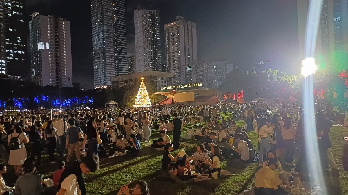 martin_theflame's tweet photo. @mei_theflame @abtheflame Thomasians gather and occupy the spaces at the UST Open Field | @abtheflame https://t.co/hdvnNR4zXo