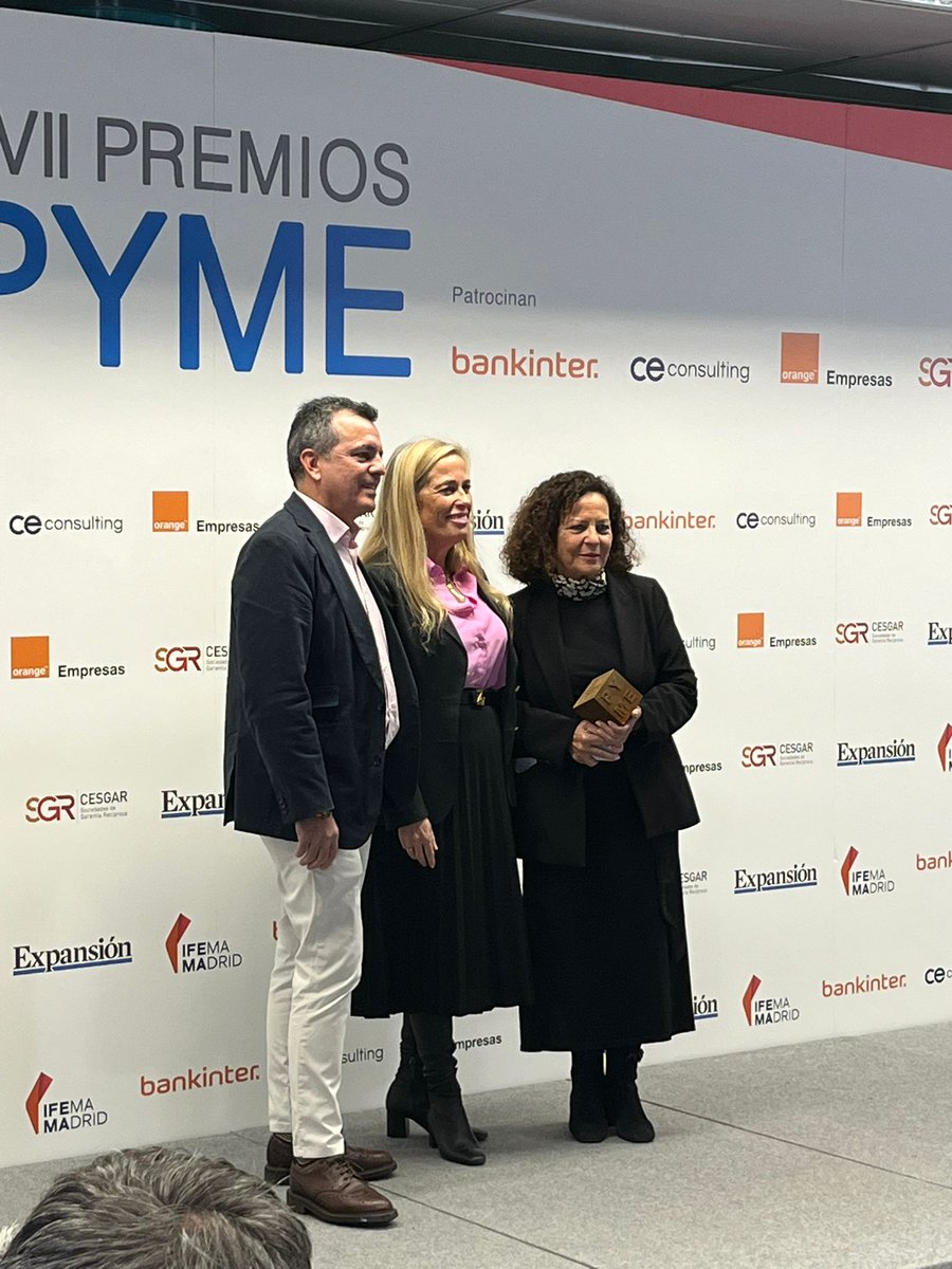 expansioncom's tweet photo. Así ha recogido el premio Yolanda Ruano, directora general de @frutaseloy 

#premiosPyme2024 https://t.co/D5SLoGb9F1
