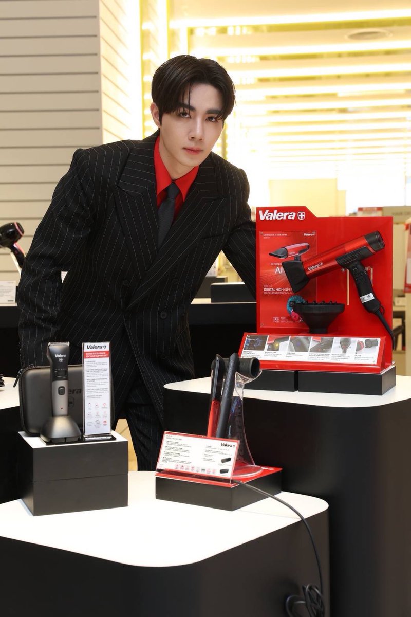 zee_pruk's tweet photo. เมื่อวานได้มีโอกาสมาเป็นตัวแทนแบรนด์ Valera ร่วมงาน Central Chidlom Grand Opening  และได้ทดลองใช้ไดร์เป่าผมรุ่น MATRIXCARE AI แล้วรู้สึกชอบมากเลยครับ ต้องลองกันแล้วล่ะ
สามารถมาช้อป Valera ได้ที่ Central นะครับ
#ValeraThailand 
#VALERACentralchidlomxZee
#CentralChidlomGOP https://t.co/giVIp3LksC