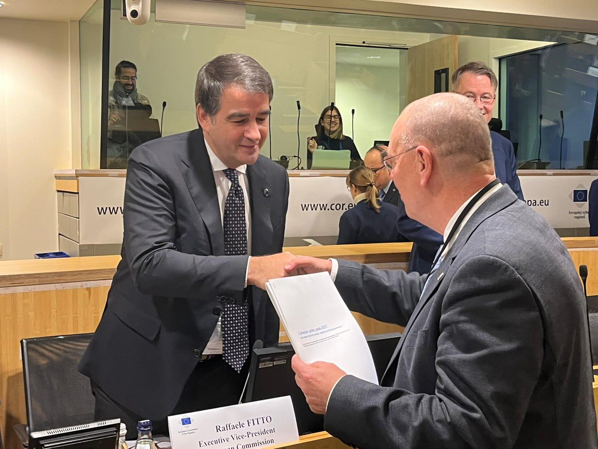 Regional minister <a href="/janklopman/">Jan Klopman</a> gave <a href="/RaffaeleFitto/">Raffaele Fitto</a> a Dutch vision on Future #CohesionPolicy at <a href="/EP_regional/">REGI Committee Press</a> <a href="/EU_CoR/">European Committee of the Regions</a> on behalf of <a href="/IPO_Provincies/">IPO</a> <a href="/HNPbrussel/">Huis van de Nederlandse Provincies</a> and presented ideas on implementation of single partnerships per MS where regions continue to select projects