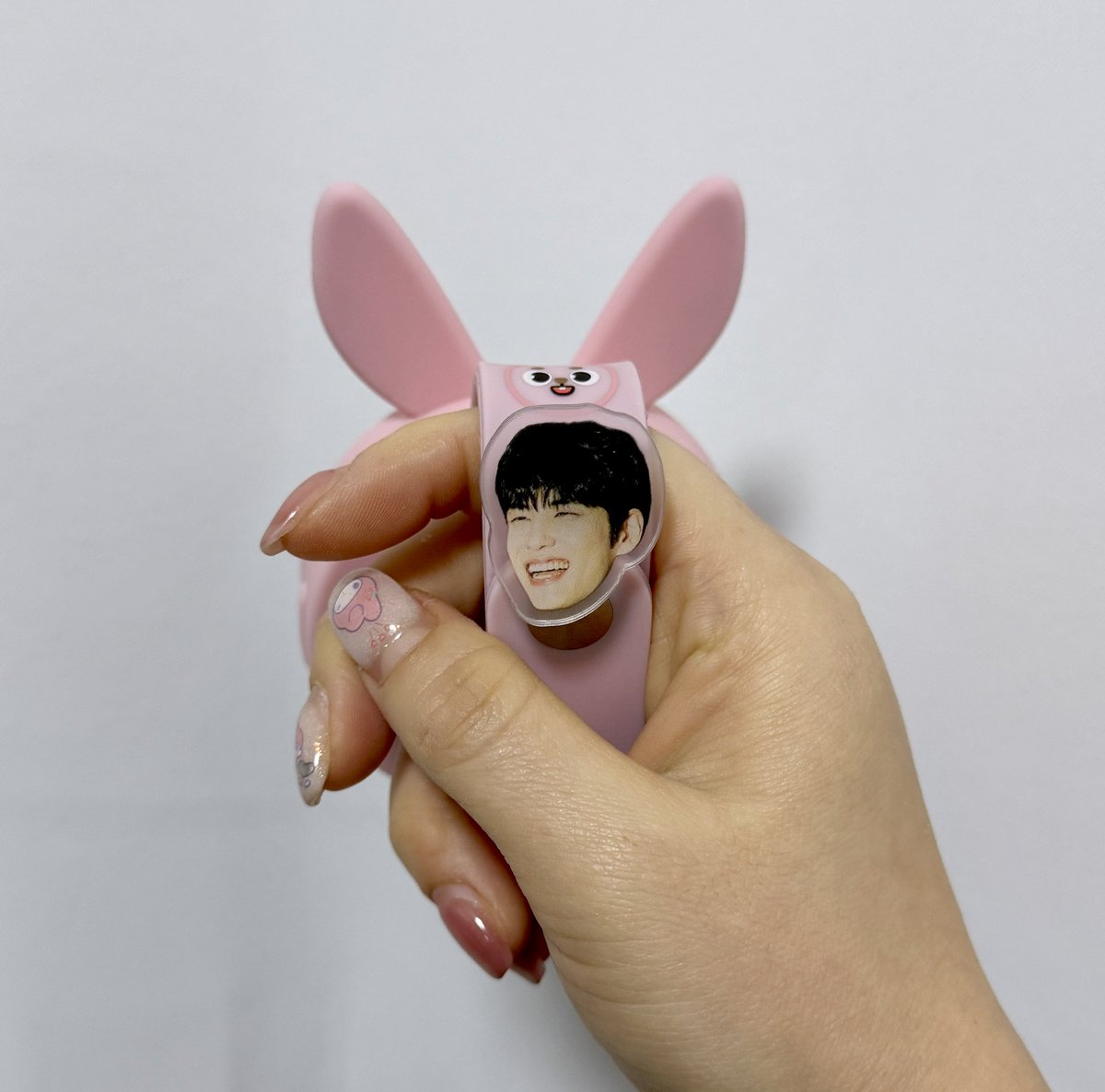 ꕤ𝓓𝓐𝓨6 𝓢𝓹𝓮𝓬𝓲𝓪𝓵 𝓒𝓸𝓷𝓬𝓮𝓻𝓽 "𝓣𝓱𝓮 𝓟𝓻𝓮𝓼𝓮𝓷𝓽"ꕤ
🎄데이식스 크리스마스 콘서트 나눔 공지🎄

마데워치 짤랑이&amp;지비츠

일시 : 첫콘, 막콘
장소 및 시간 : 당일 타래 공지😊

1인당 랜덤 1개씩😘

#RT 추첨하여 2분에게 3가지 모두 드립니다‼️