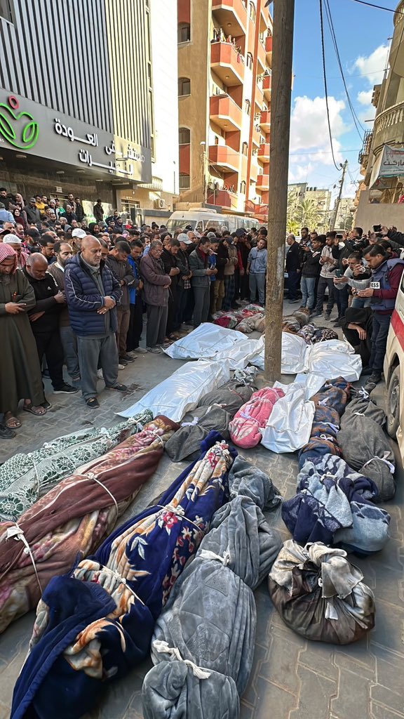 بعضهم بجسد كامل وبعضهم كومةٌ من لحم، نلفّ شهـ.ـداءنا ببعض الأغطية والأكياس البلاستيكية، ونجمعهم لنودّعهم إلى مثواهم الأخير، نبكيهم ونبكي شبابهم وطفولتهم، وداخلنا صوت يقول: هنيئًا لهم، عند ربهم أجر عظيم، ولقد نجوا من جحيم الإبـ.ـادة!