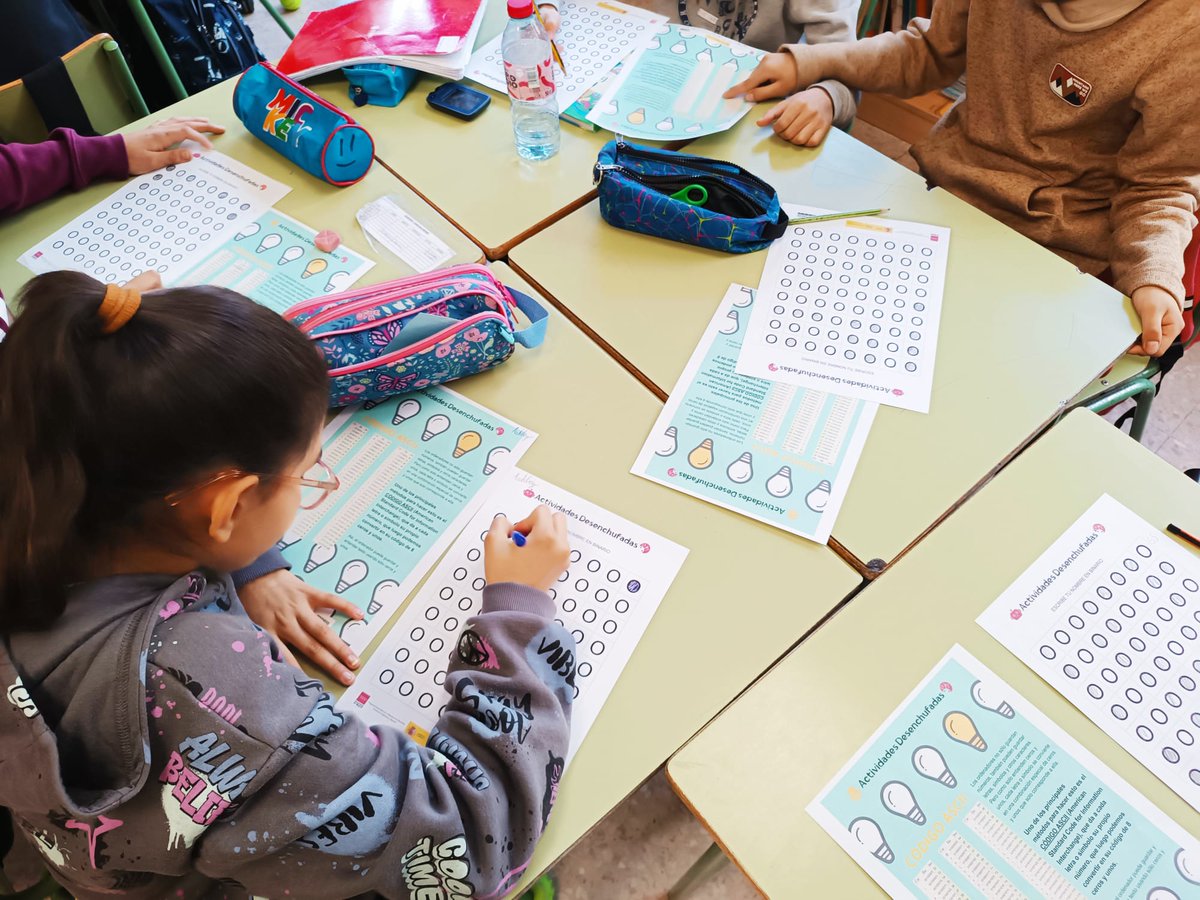 Sólo hay 10 tipos de personas, las que saben código binario y las que no. Desde ayer, los alumnos de 5° del #ceipsangregoriogalapagar ya forman parte del primer grupo.
Sesión de Programación desenchufada

#CodigoEscuela4_0_Madrid

#IF_CMadrid

 #CTIF_MadridOeste
