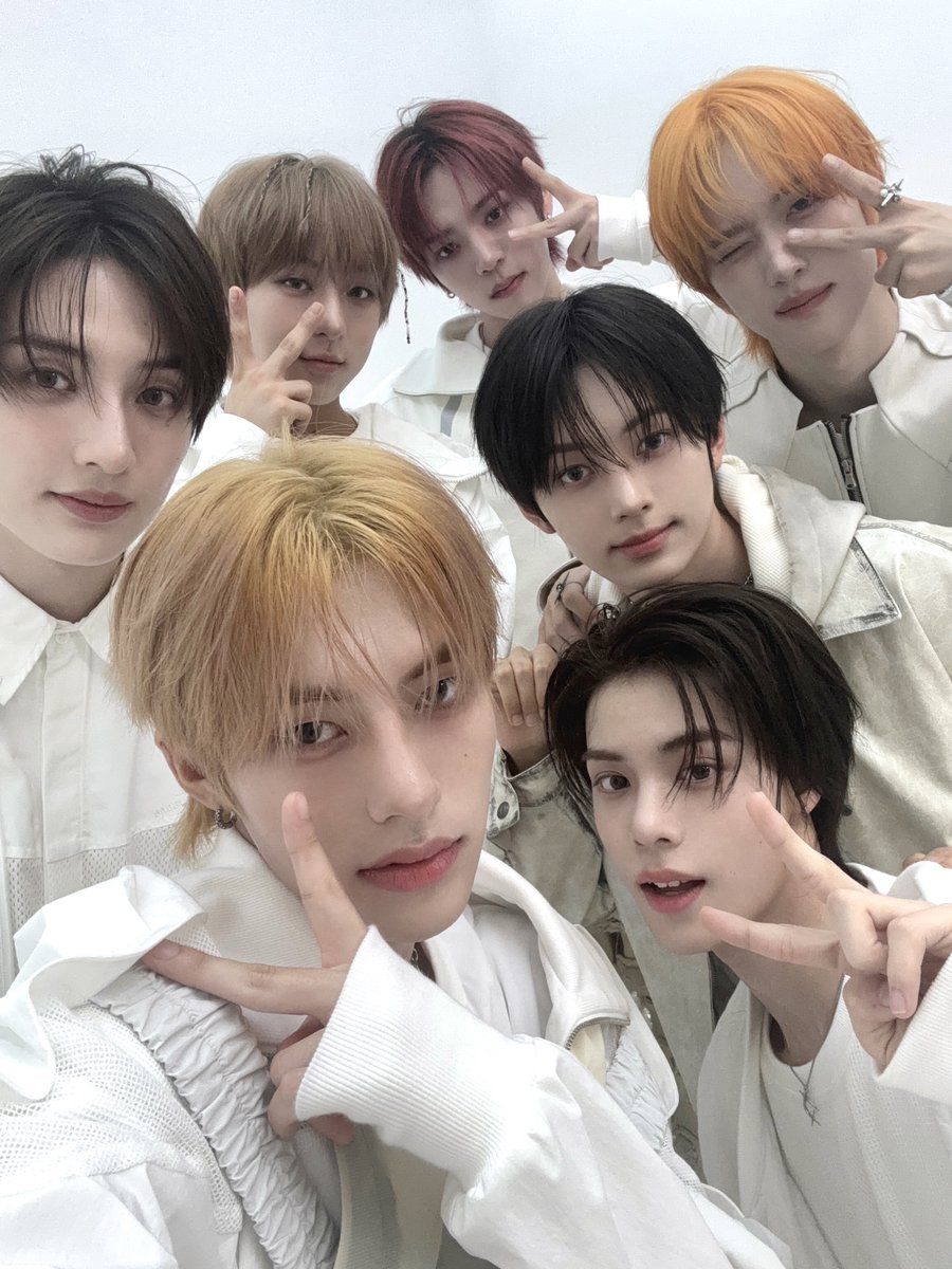 nouera_official's tweet photo. 💭_

[#미라쿠] 안녕하세요!!!
콘셉트 사진이 공개 되었는데 어떠셨나요?
이번에 처음으로 콘셉트 촬영을 했는데 생각보다 어려웠습니다😄
여러분은 귀여운거 아니면 멋있는거 뭐를 더 좋아하세요?
여러분에게 더 좋은 사진을 보여드릴 수 있도록 앞으로도 많이 연구 하겠습니다🫡
그리고 곧 후쿠오카에서 만날 수 있네요!!! 여러분과 만날 수 있는 것을 계속 기대하고 있습니다! 앞으로 조금만 이 설렘을 즐깁시다😊
빨리 만나요~!!!
사랑합니다~😘

[#유섭] AYO~!
드디어 공개된!! 저희 누에라 멤버들 사진 봤어요?😎
어때요??
좋아했으면 좋겠다~!!
이제부터가 시작이야 🥳
Let’s go NouerA~~~ Rewrite the history!!!!

[#판] 🍪🍪 저희 무한대 콘셉트 사진 보셨어요? 여러분 마음에 드십니까? 😍
드디어 저희의 첫 싱글이 찾아옵니다🎉🎉여러분 꼭 많이 들어주세요👂 
아울러 이번 일본 무대도 열심히 준비했으니 기대 많이 해주세요💕💕

[#현준] 저희 컨셉포토 잘 보셨나요??? 
아직 부족한게 많지만 예쁘게 봐주셨으면 좋겠다는 마음에서 열심히 준비해봤어요!! 
그리고 아직 보여드리지 못한 모습 많으니까 기대 많이 해주세요!! ㅎㅎ
여러분의 기대에 부응하도록 더 열심히 하겠습니다👍👍

[#린] 혹시 내 눈빛에 맞았나요?ㅎㅎ
여러분들도 저에게 눈빛을 보내주세요~👀
드디어 여러분들 만날 수 있겠네요!
너무 보고 싶어요… 우리 빨리 봅시다~

[#준표] 저희의 사진들은 잘 보셨나용??? 점점 여러분과 만날 때가 다가오는 것 같아서 설레고 기쁘어요 ㅎㅎ 앞으로 더더욱 이쁘고 다양한 모습으로 찾아뵐게요🤭 항상 기대 많이 해주시고 이뻐해 주세요 사랑해요 🫶

[#기현] 안녕하세요 ! 여러분 오랜만에 온 저는 기현입니다 ! ㅎㅎ 여러분 잘 지내셨나요 …? 요즘 날씨가 많이 추워졌는데 옷은 잘 껴입고 다니고 있죠 ? 그래야합니다 ! 건강해야 우리 더 오래 행복하게 보죠 !! 
저희 무한대 컨셉 포토들 보셨나요 ..?! 어떤가요 ! 좋아해주셨으면 좋겠슴다 아직 부족하지만 열심히 찍어봤어요 …! 이번에 주황색 머리를 처음 보여드리는데 ㅎㅎ 예쁘게 봐주셨으면 좋겠어요 ! 뭐라구요 ? 예쁘다구요 ? 감사합니다 .. ㅎㅎ 
우리 봄에 보고 벌써 겨울이에요 … 올해도 갔다 ㅠ 우리 매 년 연말연시에 항상 같이 있어요🤙 약속 !!
우리 이제 곧 만날 수 있겠다 ! 빨리 보고 싶어요 ! 후쿠오카 ! 저희 누에라의 첫 디지털 싱글 무한대 ! 여러분들이 좋아해주셨으면 좋겠습니다 ! 다 같이 누에라 파이팅 !! 사랑해요 ! ♥️ ✖️ ♾️♾️♾️♾️♾️♾️♾️

#NouerA #누에라
#무한대 #無限大