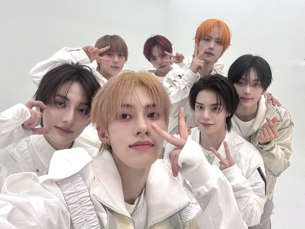 nouera_official's tweet photo. 💭_

[#미라쿠] 안녕하세요!!!
콘셉트 사진이 공개 되었는데 어떠셨나요?
이번에 처음으로 콘셉트 촬영을 했는데 생각보다 어려웠습니다😄
여러분은 귀여운거 아니면 멋있는거 뭐를 더 좋아하세요?
여러분에게 더 좋은 사진을 보여드릴 수 있도록 앞으로도 많이 연구 하겠습니다🫡
그리고 곧 후쿠오카에서 만날 수 있네요!!! 여러분과 만날 수 있는 것을 계속 기대하고 있습니다! 앞으로 조금만 이 설렘을 즐깁시다😊
빨리 만나요~!!!
사랑합니다~😘

[#유섭] AYO~!
드디어 공개된!! 저희 누에라 멤버들 사진 봤어요?😎
어때요??
좋아했으면 좋겠다~!!
이제부터가 시작이야 🥳
Let’s go NouerA~~~ Rewrite the history!!!!

[#판] 🍪🍪 저희 무한대 콘셉트 사진 보셨어요? 여러분 마음에 드십니까? 😍
드디어 저희의 첫 싱글이 찾아옵니다🎉🎉여러분 꼭 많이 들어주세요👂 
아울러 이번 일본 무대도 열심히 준비했으니 기대 많이 해주세요💕💕

[#현준] 저희 컨셉포토 잘 보셨나요??? 
아직 부족한게 많지만 예쁘게 봐주셨으면 좋겠다는 마음에서 열심히 준비해봤어요!! 
그리고 아직 보여드리지 못한 모습 많으니까 기대 많이 해주세요!! ㅎㅎ
여러분의 기대에 부응하도록 더 열심히 하겠습니다👍👍

[#린] 혹시 내 눈빛에 맞았나요?ㅎㅎ
여러분들도 저에게 눈빛을 보내주세요~👀
드디어 여러분들 만날 수 있겠네요!
너무 보고 싶어요… 우리 빨리 봅시다~

[#준표] 저희의 사진들은 잘 보셨나용??? 점점 여러분과 만날 때가 다가오는 것 같아서 설레고 기쁘어요 ㅎㅎ 앞으로 더더욱 이쁘고 다양한 모습으로 찾아뵐게요🤭 항상 기대 많이 해주시고 이뻐해 주세요 사랑해요 🫶

[#기현] 안녕하세요 ! 여러분 오랜만에 온 저는 기현입니다 ! ㅎㅎ 여러분 잘 지내셨나요 …? 요즘 날씨가 많이 추워졌는데 옷은 잘 껴입고 다니고 있죠 ? 그래야합니다 ! 건강해야 우리 더 오래 행복하게 보죠 !! 
저희 무한대 컨셉 포토들 보셨나요 ..?! 어떤가요 ! 좋아해주셨으면 좋겠슴다 아직 부족하지만 열심히 찍어봤어요 …! 이번에 주황색 머리를 처음 보여드리는데 ㅎㅎ 예쁘게 봐주셨으면 좋겠어요 ! 뭐라구요 ? 예쁘다구요 ? 감사합니다 .. ㅎㅎ 
우리 봄에 보고 벌써 겨울이에요 … 올해도 갔다 ㅠ 우리 매 년 연말연시에 항상 같이 있어요🤙 약속 !!
우리 이제 곧 만날 수 있겠다 ! 빨리 보고 싶어요 ! 후쿠오카 ! 저희 누에라의 첫 디지털 싱글 무한대 ! 여러분들이 좋아해주셨으면 좋겠습니다 ! 다 같이 누에라 파이팅 !! 사랑해요 ! ♥️ ✖️ ♾️♾️♾️♾️♾️♾️♾️

#NouerA #누에라
#무한대 #無限大
