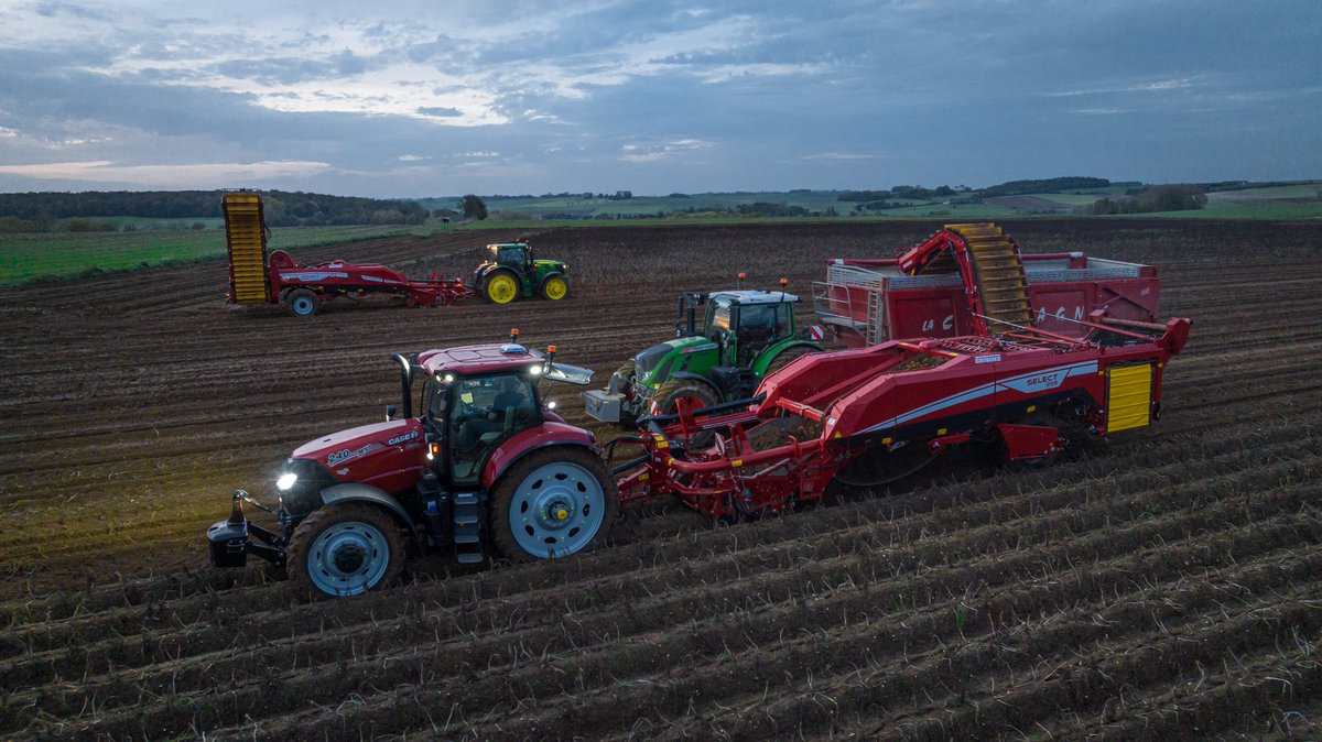 GRIMMEGroup's tweet photo. #PotatoMonday
Potato Harvest Vibes in France 🇫🇷
Two elevator harvetser SELECT 200 select-ing the perfect potatoes. 🥔 For additional haulm separating, both machines are equipped with the fine haulm elevator. 👌
#GRIMMEGroup #potatomonday #select200 #grimmeworldwide https://t.co/bWoVbOQ57L