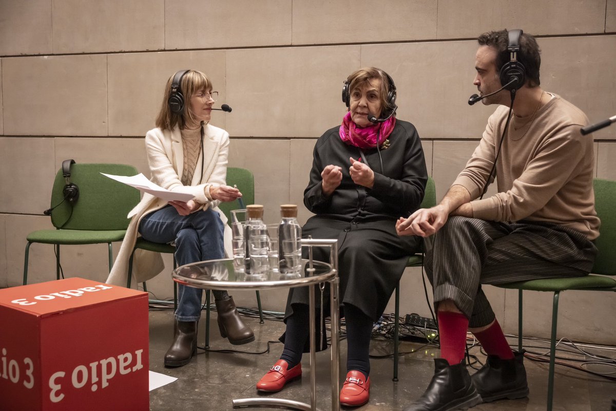 GVA IVAM (@gva_ivam) on Twitter photo 🎙️Además disfrutamos del programa <a href="/EfectoDopplerR3/">Efecto Doppler</a> de <a href="/radio3_rne/">Radio 3</a> en directo desde el hall del #IVAM, donde entrevistaron a la artista #SimoneFattal y al comisario Rafa Barber. <a href="/lahabitacionroj/">La Habitación Roja</a> fueron los encargados de poner música al programa con un concierto acústico en directo 🎙️Además disfrutamos del programa <a href="/EfectoDopplerR3/">Efecto Doppler</a> de <a href="/radio3_rne/">Radio 3</a> en directo desde el hall del #IVAM, donde entrevistaron a la artista #SimoneFattal y al comisario Rafa Barber. <a href="/lahabitacionroj/">La Habitación Roja</a> fueron los encargados de poner música al programa con un concierto acústico en directo