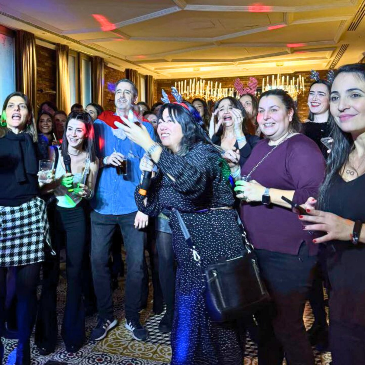 Esta semana inauguramos la temporada navideña con nuestro encuentro de Navidad rodeados de alegría, unión y espíritu de equipo. 🎄✨   

Otro año, nos juntamos para compartir la alegría de ser más que un equipo: somos una comunidad que celebra el compañerismo y la colaboración.