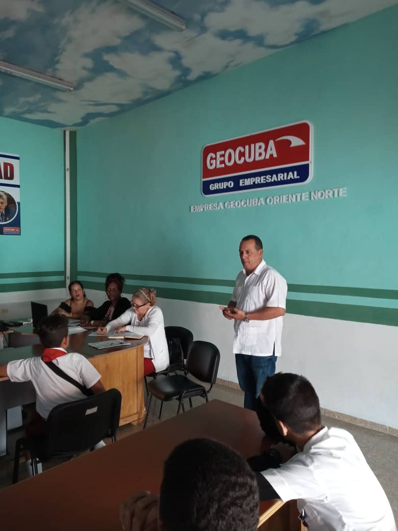 JulioCERHolguin's tweet photo. En la Empresa GeocubaON realizamos la premiación del concurso:"EXPLORADORES DE LA TIERRA Y EL ESPACIO", en el que participaron estudiantes de nuestra provincia. La actividad forma parte de las iniciativas que se llevan a cabo por el 30 aniversario del Grupo Empresarial #GEOCUBA. https://t.co/nDQY8Jn1Zd