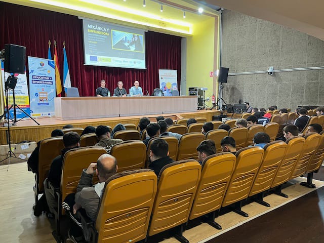 "MECÁNICA Y EMPRENDEDORA" es el título de la charla de Aroa Gutiérrez, antigua alumna del centro y emprendedora del sector de automoción.  Aroa y su trabajador han mostrado todo lo que tienen que saber sobre el emprender pero sobre todo han mostrado como si se quiere se puede.