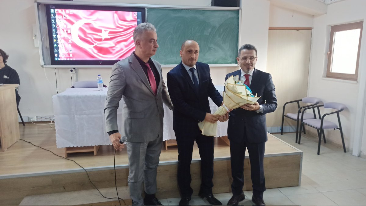 SMGunencAL's tweet photo. Bandırma Gençliği Mehmet Akif 'in izinde.
 İstiklâl Şairimiz Mehmet Akif ve Kurtuluş Savaşı hakkında engin bilgilerini  öğrencilerimizle paylaşan Bandırma Üniversitesi öğretim üyeleri Doç Dr Resul Yavuz,Doç Dr Ümit Akın ve Dr Ögretim Üyesi Ali Fuat Altıntaş' a teşekkür ederiz. https://t.co/rewQIfWmpl