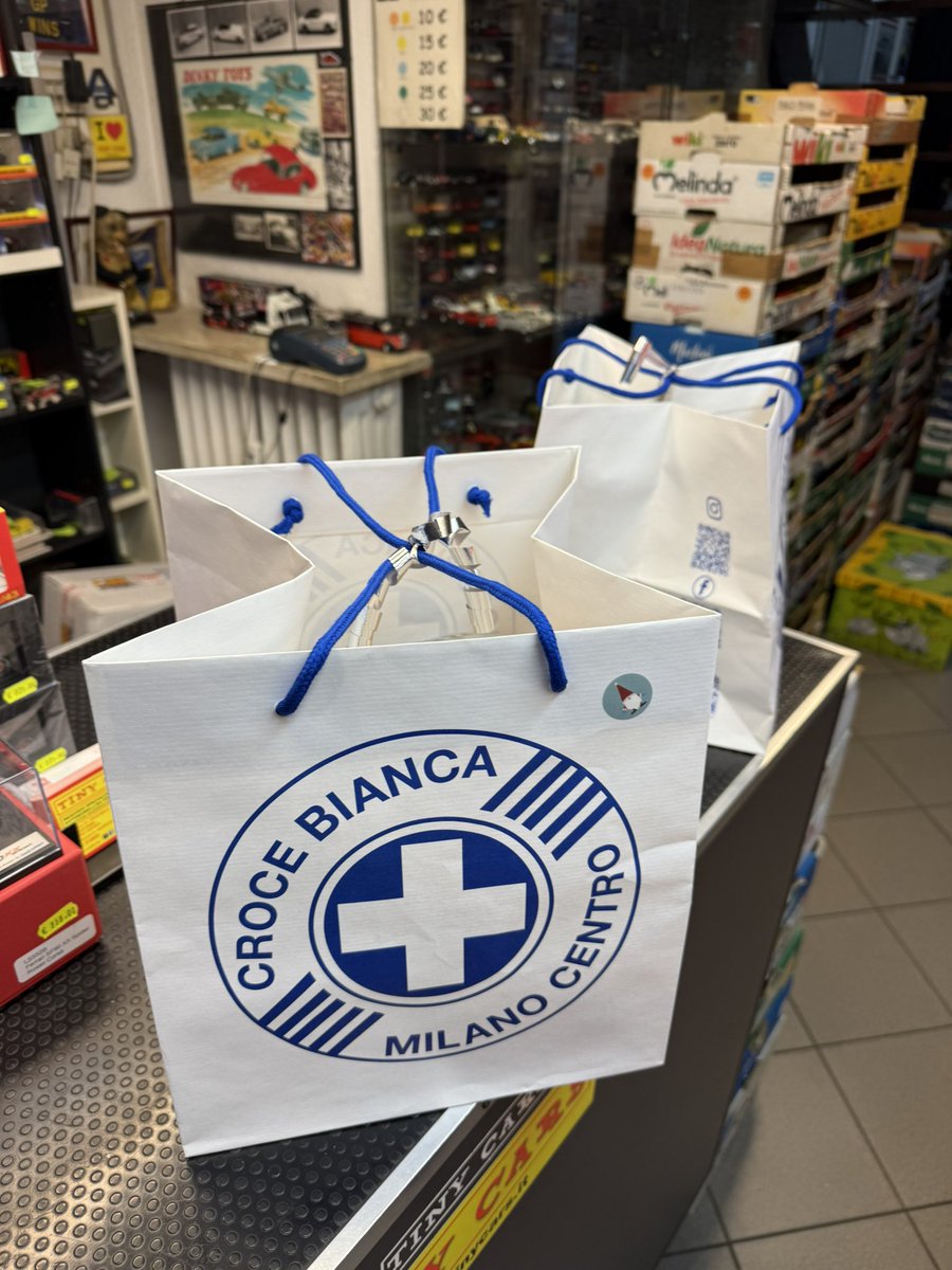 cars_tiny's tweet photo. Una bellissima iniziativa della Croce Bianca di Milano! Aldo ci presenta i panettoni ed i pandori acquistabili  a 10€! Il ricavato sara’ integralmente devoluto per finanziare la loro associazione. #tiny ars #volontariato #crocebianca #ambulanze #milano #panettone #pandoro https://t.co/Ds7uGvhFNO