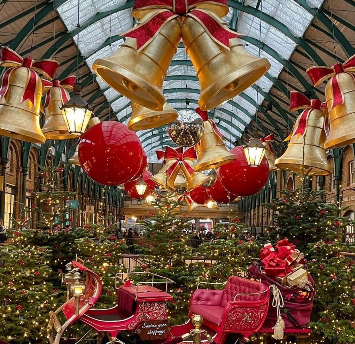 SophWheeler2's tweet photo. Yesterdays trot round #coventgarden to get those #festivefeels https://t.co/9abYysCbPh