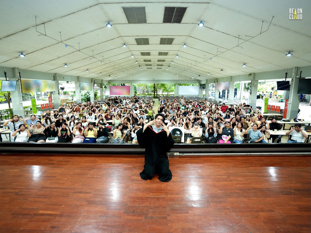 beoncloud_th's tweet photo. ขอบคุณแฟน ๆ ที่น่ารักที่มาร่วมแสดงความยินดีกับพี่บัณฑิต เจเจ ของเราในวันนี้มาก ๆ นะคะ ✨👨🏻‍🎓🫶🏼

#เจเจพีเอฟเรียนจบแล้วกั๊บนาย
#BeOnCloud #jjaypf https://t.co/drPhcGt8WX