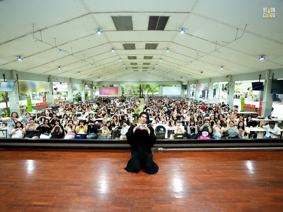 beoncloud_th's tweet photo. ขอบคุณแฟน ๆ ที่น่ารักที่มาร่วมแสดงความยินดีกับพี่บัณฑิต เจเจ ของเราในวันนี้มาก ๆ นะคะ ✨👨🏻‍🎓🫶🏼

#เจเจพีเอฟเรียนจบแล้วกั๊บนาย
#BeOnCloud #jjaypf https://t.co/drPhcGt8WX
