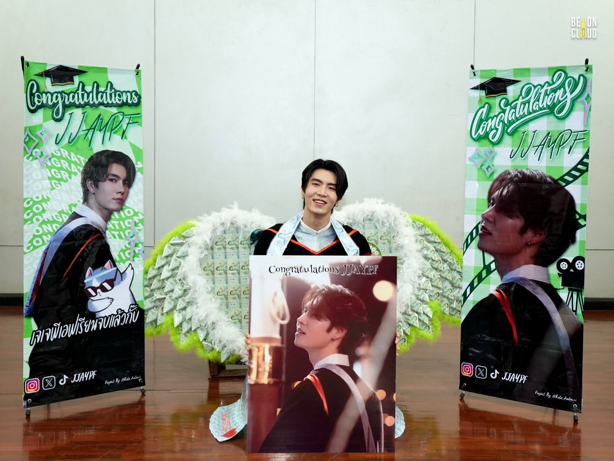 beoncloud_th's tweet photo. ขอบคุณแฟน ๆ ที่น่ารักที่มาร่วมแสดงความยินดีกับพี่บัณฑิต เจเจ ของเราในวันนี้มาก ๆ นะคะ ✨👨🏻‍🎓🫶🏼

#เจเจพีเอฟเรียนจบแล้วกั๊บนาย
#BeOnCloud #jjaypf https://t.co/drPhcGt8WX