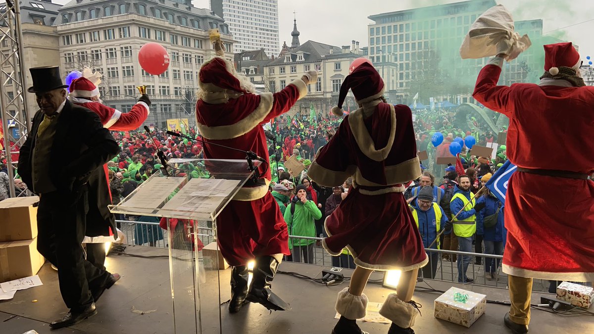 La place Poelaert bondée de militants ce matin à Bruxelles. Un avant-goût de la résistance syndicale qui se prépare face aux attaques anti-sociales d’un gouvernement Arizona.