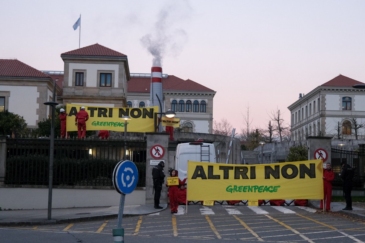 greenpeace_gal's tweet photo. Porque a Xunta non pode calar todo un país, este domingo 15D temos unha cita obrigada en Compostela. Na Alameda ás 12:00h.
Pola nosa natureza, pola nosa xente, polos nosos ríos e rías... Motivos hai dabondo. E levamos a razón connosco.
#AltriNON
#AltriNON15D 
#NonImosCalar https://t.co/I9VWYzIkuF