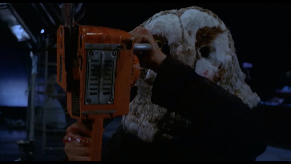 ehibiondolosai's tweet photo. #13dicembre | In questa scena di DELIRIA (Michele Soavi, 1987), dove la motosega doveva fermarsi a poch(issim)i cm dal volto di #DavidBrandon, sotto la maschera da barbagianni c'era il proprio regista, come gli aveva chiesto l'attore irlandese.
❤️🔥 https://t.co/reIlSfISmS https://t.co/Y0DwQ0TkAe