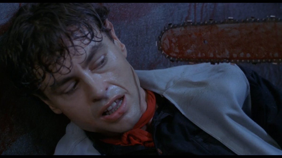 ehibiondolosai's tweet photo. #13dicembre | In questa scena di DELIRIA (Michele Soavi, 1987), dove la motosega doveva fermarsi a poch(issim)i cm dal volto di #DavidBrandon, sotto la maschera da barbagianni c'era il proprio regista, come gli aveva chiesto l'attore irlandese.
❤️🔥 https://t.co/reIlSfISmS https://t.co/Y0DwQ0TkAe