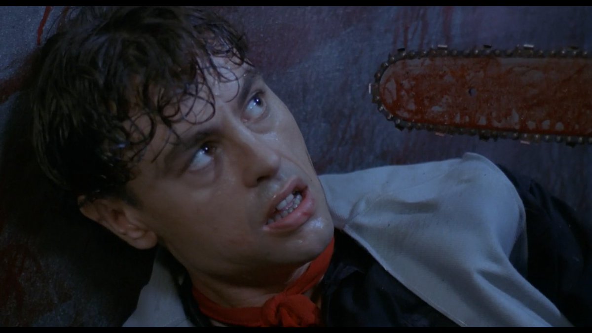 ehibiondolosai's tweet photo. #13dicembre | In questa scena di DELIRIA (Michele Soavi, 1987), dove la motosega doveva fermarsi a poch(issim)i cm dal volto di #DavidBrandon, sotto la maschera da barbagianni c'era il proprio regista, come gli aveva chiesto l'attore irlandese.
❤️🔥 https://t.co/reIlSfISmS https://t.co/Y0DwQ0TkAe