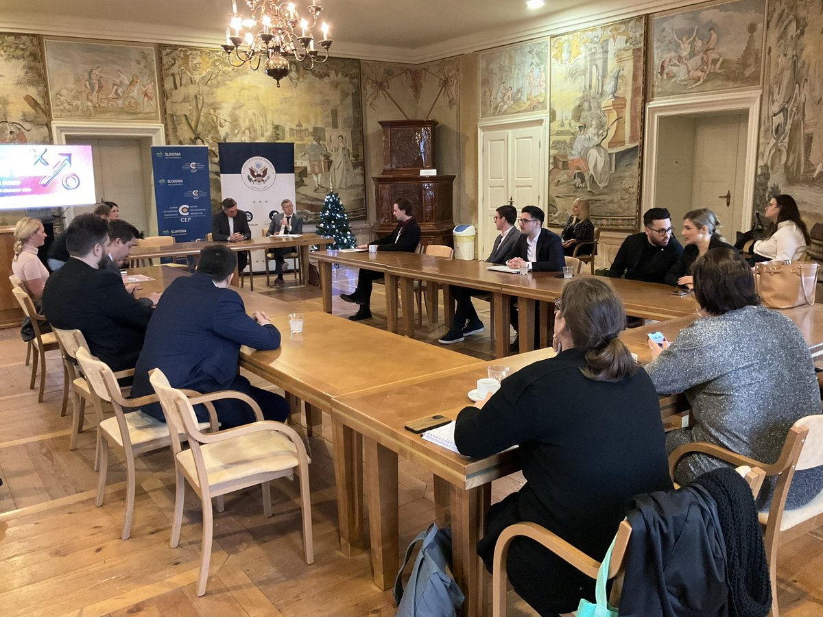 Borut Pahor (@borutpahor) on Twitter photo Odkrit pogovor z mladimi bosansko-hercegovskimi voditelji - za zaprtimi vrati, brez dlake na jeziku. Njihovo znanje in ob njem strast za prihodnost vzbujata optimizem. <a href="/CEP_Slovenia/">CEP - Centre for European Perspective</a> Odkrit pogovor z mladimi bosansko-hercegovskimi voditelji - za zaprtimi vrati, brez dlake na jeziku. Njihovo znanje in ob njem strast za prihodnost vzbujata optimizem. <a href="/CEP_Slovenia/">CEP - Centre for European Perspective</a>