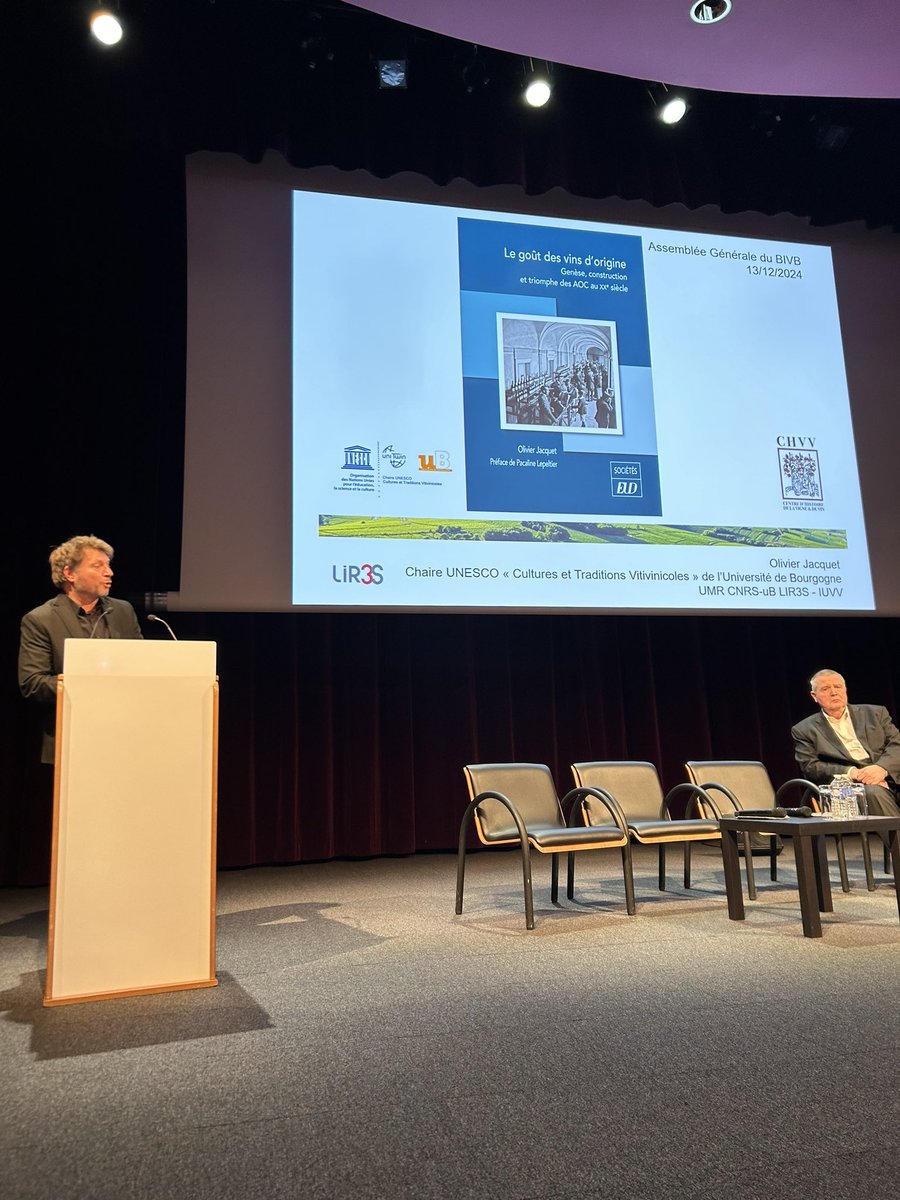 AG BIVB - Olivier Jacquet, historien, reçoit le Prix du CHVV des  mains de Michel Ropiteau pour son livre « Le goût des vins d’origine - Genèse, construction et triomphe des AOC au XXeme siècle ». Un ouvrage qu’il a mis 10 ans à réaliser et qui surprend !