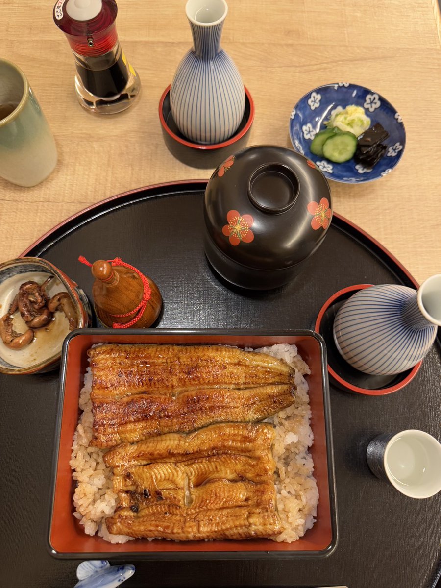 ikekenzzz's tweet photo. 京都のウナギは関東風、関西風、名古屋風、なんでもある。この写真は柳の馬場の梅の井さん。江戸前でふわっとすばらしい。隠れ家のようなところにあり、コロナで建物がセットバックしてなお見つけにくいが、最高。二合飲んで鰻の肝食べかけでごめん。 https://t.co/JJCZm6auVd