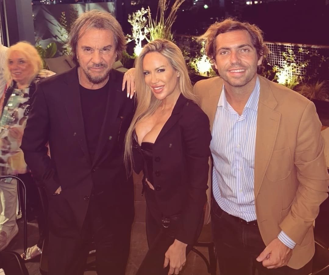 elcancillercom's tweet photo. [SOCIEDAD] "Luli" Salazar, el peluquero Claudio Cerini y el abogado Andrés Prieto Fasano, en la cena de fin de año de la Mesa del Diálogo Argentino: del encuentro participaron jueces, funcionarios y empresarios. 📸 https://t.co/CY2b1Z0FgH