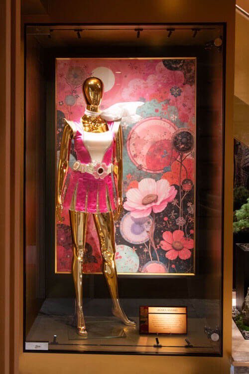 ヨーロッパアンティーク　赤被せ　金彩　縦縞模様　チロリ　水滴　オブジェ　状態良好 ハードロックカフェ 京都🎸🖤 本日ついにオープン！✨ ＼ エントランス