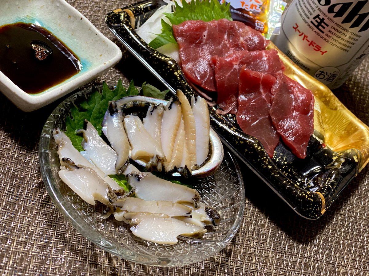 カナダ産馬刺し赤身と切れない包丁でギコギコした大分県産ナガレコで飲っています