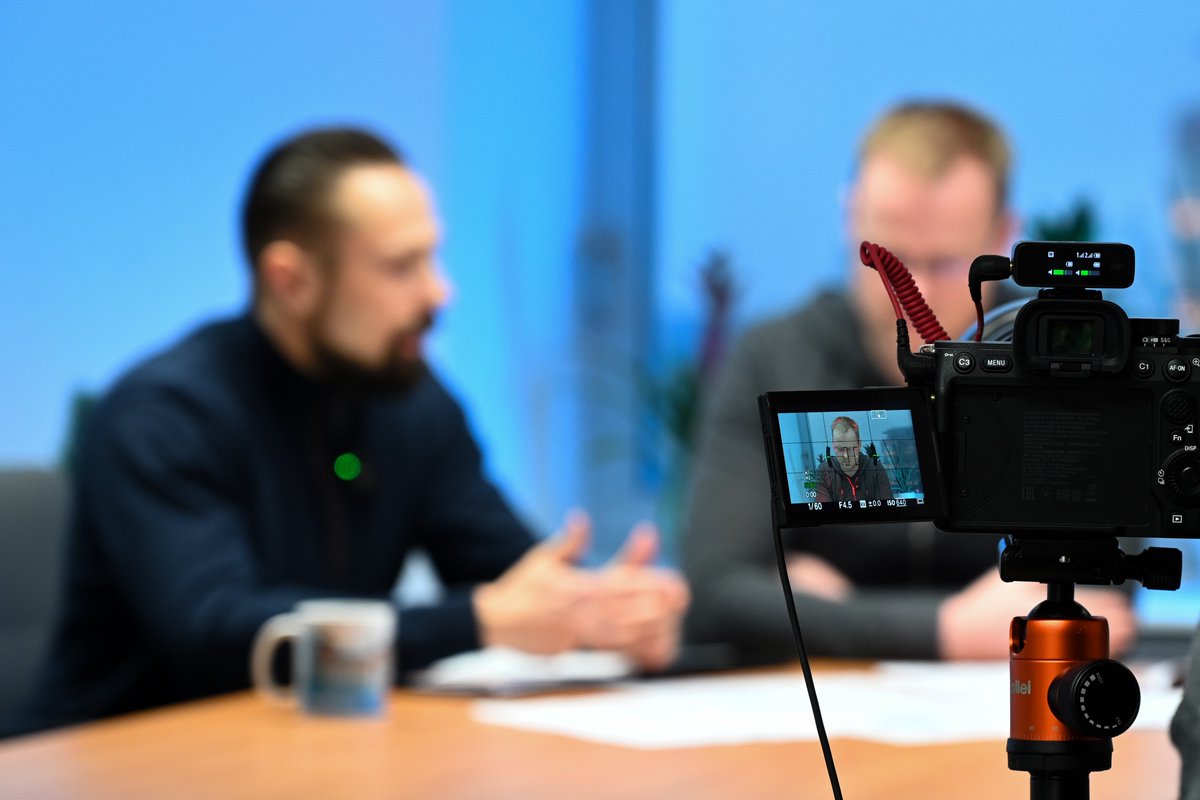 AfDsrmd's tweet image. ❌Beim #Videodreh geben Christian Mertens, Ronny Kumpf  und Steffen Kraus intensive #Einblicke in die letzte #Stadtratssitzung.🎄Vor dem #Weihnachtsbaum gab es zwar noch keine #Geschenke, aber dafür spannende #Worte unseres #Fraktionsvorsitzenden!🎬 

@AfD @RonnyKumpf #Magdeburg