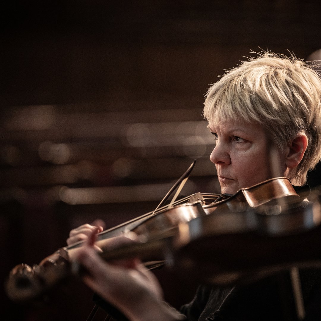 EarlyOpera's tweet photo. Happy World Violin Day! Here's our leader Catherine Martin during rehearsals of Greene’s “Jephtha” at Middle Temple Hall this March for @templemusicfdn 🎻 📸 – Rehearsal photography by Sim Canetty-Clarke #WorldViolinDay #violinday2024 #luthiers #earlymusic #earlyoperacompany https://t.co/m4mACLKQTZ
