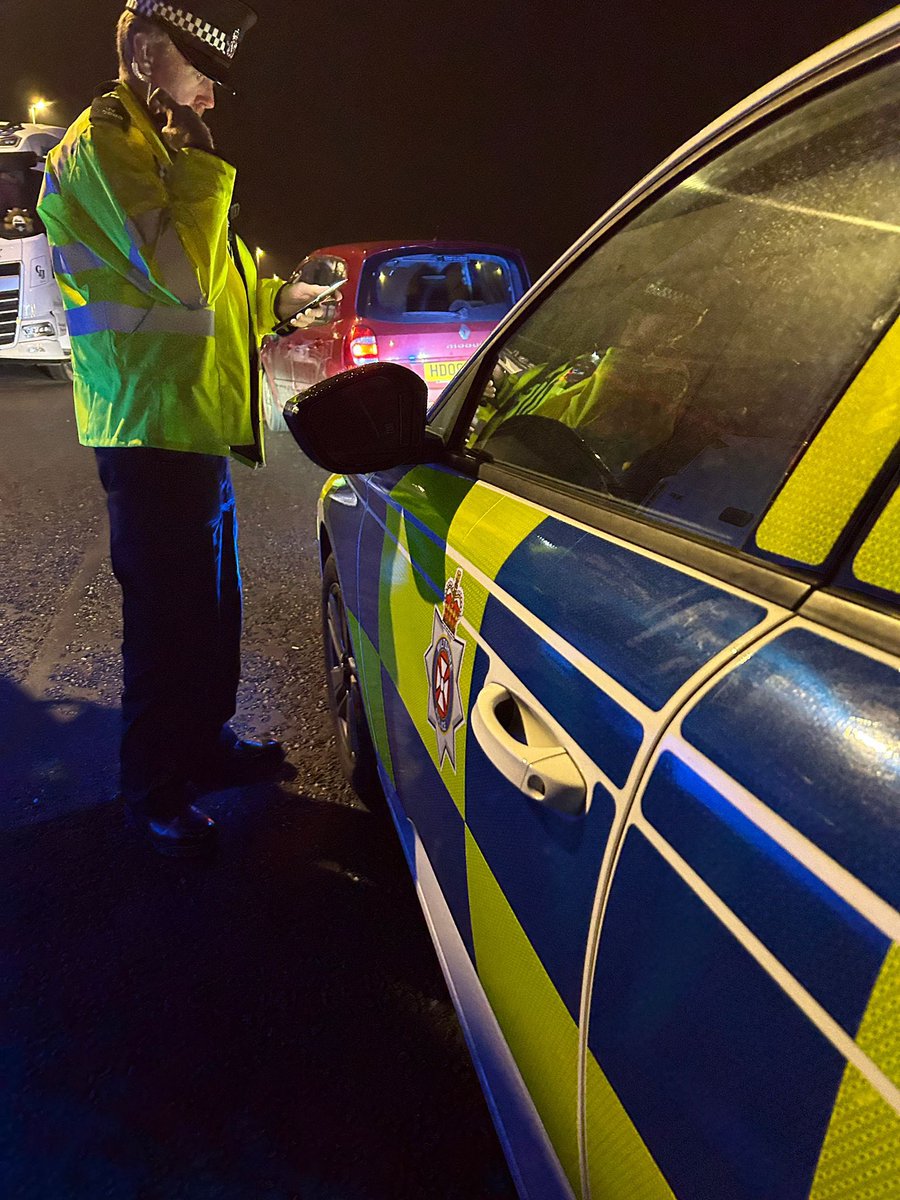 wiltspolicesc's tweet photo. #SRSU #LPTT and Local #Specials in #Melksham last night, followed this car on A350 gave it a stop as it was weaving all over the road, potential Drug/Drink driver we thought..driver watching music videos on their phone 📵 driver reported, TOR issued #Fatal5 #Distraction #Careless https://t.co/K7tEttXMke